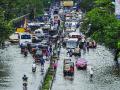 मुसळधार पावसाने मुंबई तुंबली - Marathi News | Heavy rains flooded Mumbai | Latest mumbai News at Lokmat.com