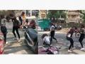 नागपुरात भर रस्त्यात तरुणींमध्ये 'दे दणादण'; व्हीडिओ व्हायरल - Marathi News | huge fight between girls on the road in nagpur, video goes viral | Latest nagpur News at Lokmat.com
