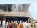 रत्नागिरीतील कोंडगाव बाजारपेठेत दुकानाला आग   - Marathi News | Shop fire in Ratnagiri Kondgaon market | Latest ratnagiri News at Lokmat.com