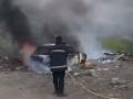 मारुती कारला लागलेली आग विझवताना अग्निशमन दलाचे जवान - Marathi News | Fire brigade personnel firing fire from Maroti car | Latest thane Videos at Lokmat.com