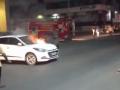 सांगलीत पेटलेली कार अचानक धावू झाली - Marathi News | A car parked in the parking lot in front of Vasantdada Patil Memorial at Station Chowk in Sangli city suddenly caught fire | Latest sangli News at Lokmat.com