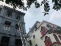 कुलाब्यातील चर्चिल चेंबर इमारतीच्या तिसऱ्या मजल्यावर आग  - Marathi News | Fire on the third floor of the church chamber building in Colaba | Latest mumbai News at Lokmat.com