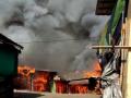 नागपुरातील कॉटन मार्केट भाजीबाजारात आग : १८ दुकाने खाक - Marathi News | Fire at Cotton Market Vegetable Market in Nagpur: 18 shops destroyed | Latest nagpur News at Lokmat.com