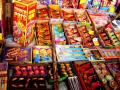 फटाका मार्केट फुल, विविध ठिकाणांहून फटाके दाखल - Marathi News | Firecracker market flowers, firecrackers from various places | Latest mumbai News at Lokmat.com