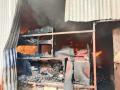 भोरमध्ये शॉर्टसर्किटमुळे आगीत तीन दुकाने खाक - Marathi News | Three shops gutted in fire due to short circuit in Bhor | Latest pune News at Lokmat.com
