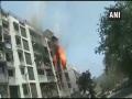 अंधेरीत गॅस सिलेंडरच्या स्फोटामुळे इमारतीला आग, दोन जण जखमी - Marathi News | Fire breaks out at building in Andheri Yari road | Latest mumbai Videos at Lokmat.com