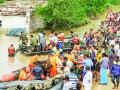 केरळ, कर्नाटकात पुरामुळे ६ लाख लोकांचे स्थलांतर, ५0 लोक बेपत्ता - Marathi News | Floods : 5 lakh people Shifted in Safe place in Kerala & Karnataka, 50 missing | Latest national News at Lokmat.com