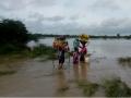 पाथरीत तालुक्यात पुरात कुटुंब अडकले; पिकांचे अतोनात नुकसान - Marathi News | Family trapped in flood at Pathari; Extreme loss of crops | Latest parabhani News at Lokmat.com