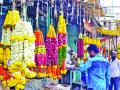सोलापूरच्या फूल बाजारात आवक मुबलक; मागणी नसल्याने दरात घसरण - Marathi News | Solapur's abundant abundance in the flower market; Due to lack of demand, prices fall | Latest solapur News at Lokmat.com