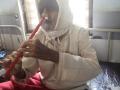सर्वोपचार रुग्णालयात दाखल वृद्ध रुग्ण वाजवितो नाकाने बासरी - Marathi News | 'Older patients in hospital play flute by nose | Latest akola News at Lokmat.com