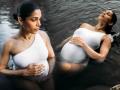 फ्रिडाने केलं spring pool फोटोशूट; swimsuit मध्ये फ्लॉन्ट केलं बेबीबंप - Marathi News | Mommy to be Freida Pinto flaunts her baby bump in her latest Monokini pictures | Latest filmy Photos at Lokmat.com