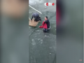 #Video : जीवाची बाजी लावत गोठलेल्या नदीतून वृध्द महिलेला काढले बाहेर - Marathi News | #Video: man getting out a old woman from frozen river in china | Latest international News at Lokmat.com