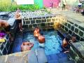उन्हेरे गरम पाण्याच्या कुंडावर गर्दी - Marathi News | Crowds over hot water wells | Latest raigad News at Lokmat.com