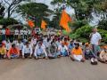 मराठा आरक्षणासाठी निलजीला रास्ता रोको, तासभर वाहतूक ठप्प - Marathi News | Stop the road to Nilji for Maratha reservation, traffic jam for an hour | Latest kolhapur News at Lokmat.com