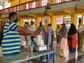 CoronaVirus Lockdown : ‘बिरोबा’च्या देवळात बंटीदांनी थाटले स्वस्त धान्य दुकान..! - Marathi News | CoronaVirus Lockdown: Bunties set up cheap food shop in Biroba temple ..! | Latest kolhapur News at Lokmat.com
