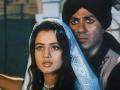 Gadar चित्रपटात Sunny Deol, Ameesha Patel यांना नव्हती पहिली पसंती; या कलाकारांकडे केलं होतं अप्रोच - Marathi News | gadar 2 sunny deol ameesha patel not first choice for tara sakina makers approached these actors | Latest filmy News at Lokmat.com