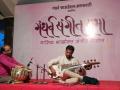 आशिये येथे सरोद वादनाने घेतला रसिक मनाचा ठाव! - Marathi News | z sarod playing with fun | Latest sindhudurga News at Lokmat.com