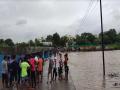 गाढी नदीमध्ये मोटारसायकलसह दांपत्य गेले वाहून, शोधमोहीम सुरू - Marathi News | Rain Updates heavy rain panvel and gadhi river overflow | Latest navi-mumbai News at Lokmat.com
