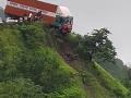 करुळ घाटात कंटेनरला अपघात, दरीत कोसळता कोसळता बचावला - Marathi News | Container crash in cramped wharf, | Latest kolhapur News at Lokmat.com