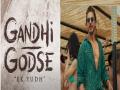 Gandhi Godse Ek Yuddh : शाहरुखच्या 'पठाण'ला टक्कर द्यायला येतोय 'गांधी गोडसे एक युद्ध'; चिन्मय मांडलेकरही असणार सिनेमाचा भाग - Marathi News | gandhi-godse-ek-yuddh-rajkumar-santoshi-film-releasing-next-year-on-republic-day | Latest filmy News at Lokmat.com