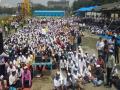 हातात झाडू घेऊन शासकीय कर्मचाऱ्यांचे आत्मक्लेश आंदोलन - Marathi News | Government employees Gandhiri style agitation On Azad Maidan In Mumbai | Latest mumbai News at Lokmat.com
