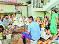 तयारी गणेशोत्सवाची : खरेदीसाठी ग्रामस्थांची लगबग, सासवडला गणेशमूर्तीवर अखेरचा हात.... - Marathi News |  Preparation of Ganeshotsav: Villagers for shopping, Saswad's final hand on Ganesh idol .... | Latest pune News at Lokmat.com