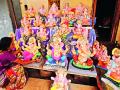 पूरग्रस्त कुंभार देताहेत गणेशमुर्तींना पुन्हा आकार - Marathi News |  Rescue of Ganesh idols while giving flood potter | Latest kolhapur News at Lokmat.com