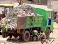 घंटागाडी चालकांची मुजोरी; महामार्गालगत कचऱ्याची साठवणूक - Marathi News | Garbage carrying vehicles driver' arrogancy; garbage on roadside | Latest akola News at Lokmat.com