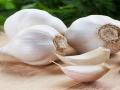 जास्त प्रमाणात लसूण खाल्ल्याने होतात 'या' समस्या - Marathi News | Harmful effects of eating raw garlic | Latest health News at Lokmat.com