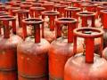 कोल्हापुरात सिलिंडरचा काळाबाजार; घरगुती १५०० तर व्यावसायिक २५०० रुपये चढ्या दराने विक्री - Marathi News | Black market for gas cylinders in Kolhapur, domestic 1500 and commercial 2500 | Latest kolhapur News at Lokmat.com