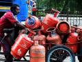 ग्राहकांना दिलासा! नववर्षाच्या पहिल्याच दिवशी LPG गॅस सिलेंडरच्या दरात कपात  - Marathi News | Customer relief! LPG gas cylinder price cut on first day of New Year | Latest business News at Lokmat.com