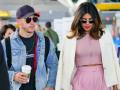 ...अन् तोपर्यंत निक जोनासने शांतपणे पाहिली प्रियांकाची वाट!! - Marathi News | priyanka chopra boy friend nick jonas patiently waits for her she clicks selfies with fan | Latest filmy News at Lokmat.com