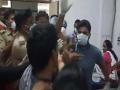अरेरे! आईचा जीव वाचवण्यासाठी ऑक्सिजनची भीक मागत होता लेक; बदल्यात मिळाली मारहाण - Marathi News | Corona patient death : Son begging for oxygen to save mother life in kannauj uttar pradesh | Latest national News at Lokmat.com
