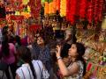 ऑफर्स, सवलतींचा वर्षाव; दुकानांत ग्राहकांची झुंबड - Marathi News | offers discounts galore customers flock to shops | Latest mumbai News at Lokmat.com