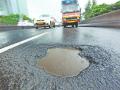 एमएमआरडीएच्या उड्डाणपुलावर तीन महिन्यांतच पडले खड्डे - Marathi News | The pothole falls within three months of the MMRDA flyover | Latest navi-mumbai News at Lokmat.com