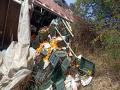 ब्रेक फेल झाल्याने संत्रा घेऊन जाणारा ट्रक उलटला - Marathi News | The truck overturned with the orange as the brakes failed | Latest ahilyanagar News at Lokmat.com