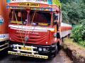 फोंडा घाटात तीव्र वळणावर ट्रकचा एक्सेल तुटला, अन्.. - Marathi News | The axle of the truck was broken and an accident took place on a sharp turn in Phondaghat | Latest sindhudurga News at Lokmat.com