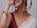 How to Style Sleeveless Blouse : गुबगुबीत, जाड हातांमुळे स्लिव्हजलेस ब्लाऊज शोभून दिसत नाही? 5 टिप्स, स्लिव्हजलेसमध्येही स्लिम दिसाल - Marathi News | How to Style Sleeveless Blouse : How to make arms slimmer in sleeveless blouse | Latest sakhi News at Lokmat.com