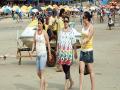 गोव्यात पर्यटकांची गर्दी, समुद्र किनारे गजबजले पाहुण्यांनी - Marathi News | A crowd of tourists in Goa, gorgeous beach beaches | Latest goa News at Lokmat.com