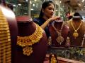 Gold rate: सोन्याच्या दराने गाठला १० महिन्यांतील नीचांक - Marathi News | Gold rate: Gold price reaches 10-month low | Latest business News at Lokmat.com