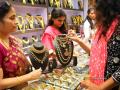 सोन्या-चांदीच्या दर घसरणीमुळे दागिन्यातील गुंतवणूक वाढली - Marathi News | The fall in gold and silver prices has boosted investment in jewelery | Latest solapur News at Lokmat.com