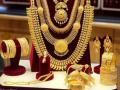 सोने ७१ हजार १०० रुपयांवर; दिवाळीत आणखी भाव वाढणार! - Marathi News | in mumbai gold rate at rs 71 thousand 100 in diwali festival will increase the price says report | Latest mumbai News at Lokmat.com