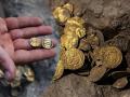 खोदकाम करताना सापडलीत ११०० वर्षे जुनी सोन्याची दुर्मीळ नाणी, बघा फोटो... - Marathi News | Islamic coins found in Israel from 1100 years ago | Latest jarahatke Photos at Lokmat.com