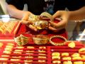 सोने - चांदी झाले स्वस्त; सुवर्ण बाजार गडगडला - Marathi News | Gold - silver became cheaper; The gold market crashed | Latest business News at Lokmat.com