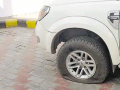 पाच शासकीय वाहनांच्या चाकातील हवा काढली - Marathi News | Removed air from the wheels of five government vehicles | Latest sindhudurga News at Lokmat.com