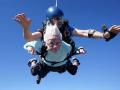 १०४ वर्षांच्या आजीबाईंचं स्काय डायव्हिंग! - Marathi News | 104-year-old grandmother's sky diving! | Latest international News at Lokmat.com