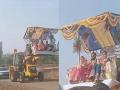 नाद खुळा! ना घोडा, ना कार थेट 'जेसीबी'वरून नवरदेवाची वरात मंडप दारी - Marathi News | gujarat navsari groom arrived from jcb wedding video viral told where the idea came from | Latest social-viral Photos at Lokmat.com