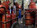 भारताच्या तुलनेत पाकिस्तान अन् श्रीलंकेत LPG गॅस महाग, जाणून घ्या किंमत - Marathi News | LPG Gas expensive in Pakistan and Sri Lanka compared to India, know price | Latest national News at Lokmat.com