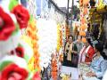 Gudhi Padwa 2026: गुढीपाडव्यामुळे पुण्यातील मंडई व मार्केटयार्ड येथे फुलांचा बाजार फुलला; साखर गाठीला जोरदार मागणी - Marathi News | Flower markets flourish at Pune's mandai and market yard due to Gudi Padwa; Strong demand for sugar cane | Latest pune News at Lokmat.com