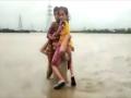 Floods : नदीला महापूर आला होता अन्... खाकी वर्दीतील 'वासुदेव' - Marathi News | Floods Gujarat police constable become bahubali for rescue  | Latest national Videos at Lokmat.com